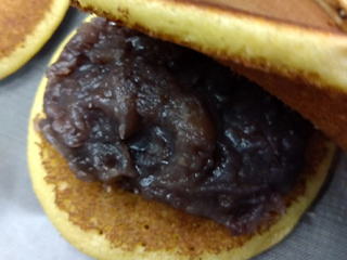 皮であんこを挟んでいる